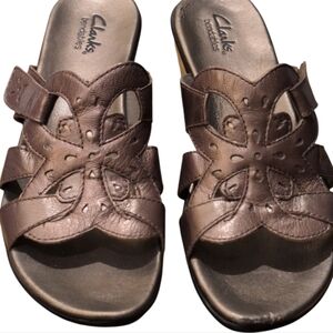 Clarks Bendables brown bronze sandals size 9.5M  adjustable strap cutout design